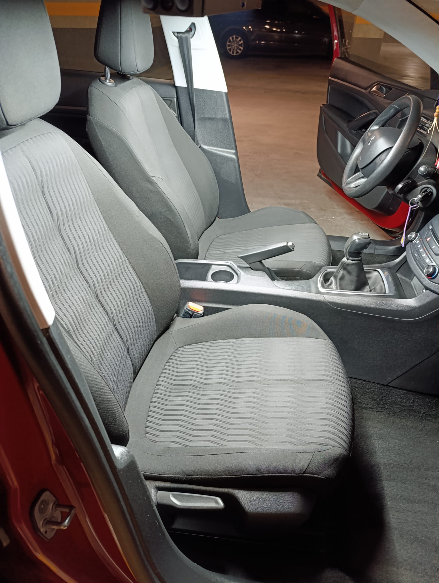 Asiento delantero con moho y suciedad antes de la limpieza