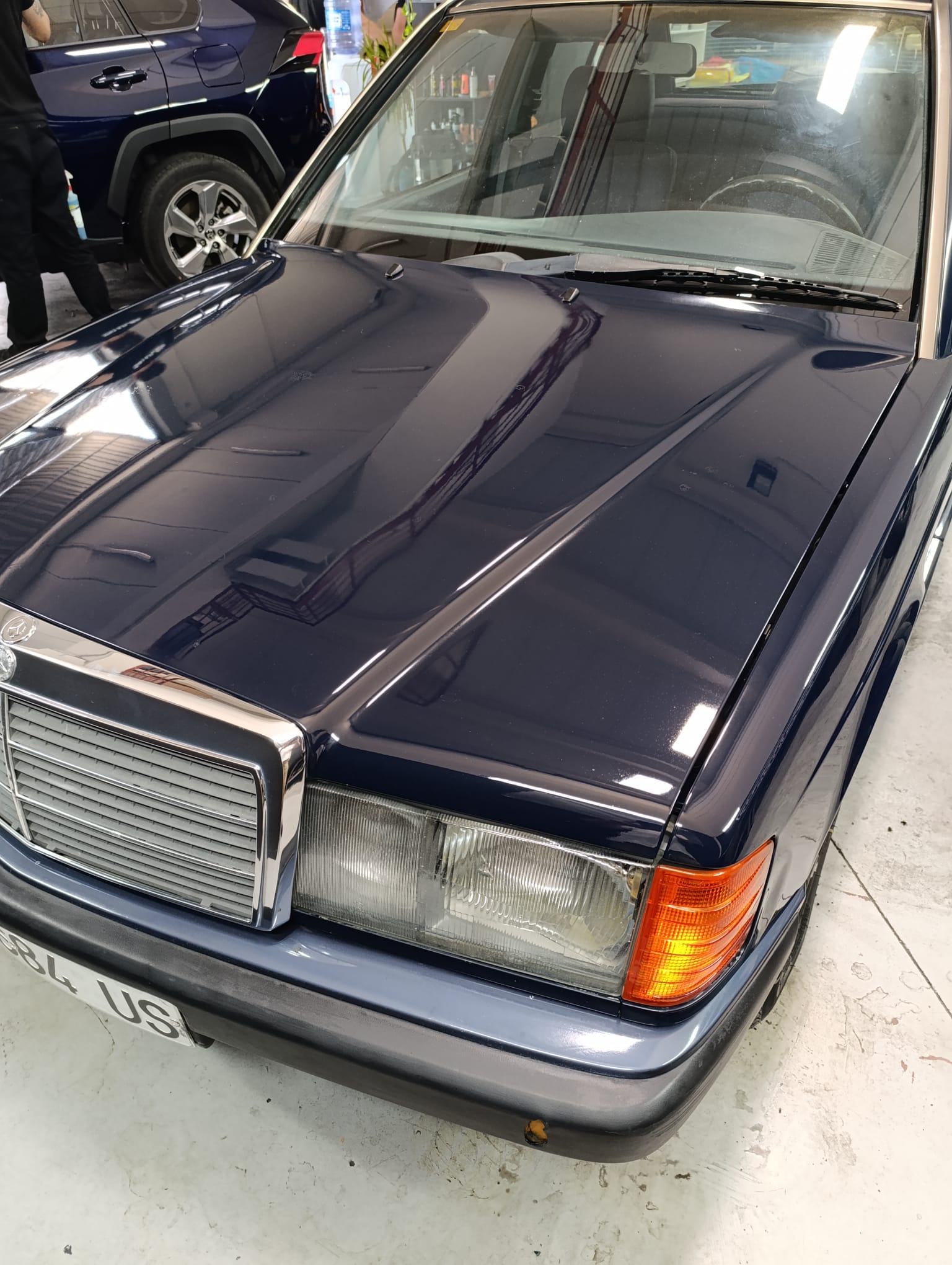 Mercedes 190D en proceso, pintura mate antes del acabado