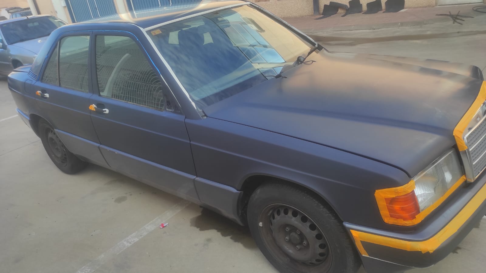 Mercedes 190D con acabado exterior brillante después del trabajo